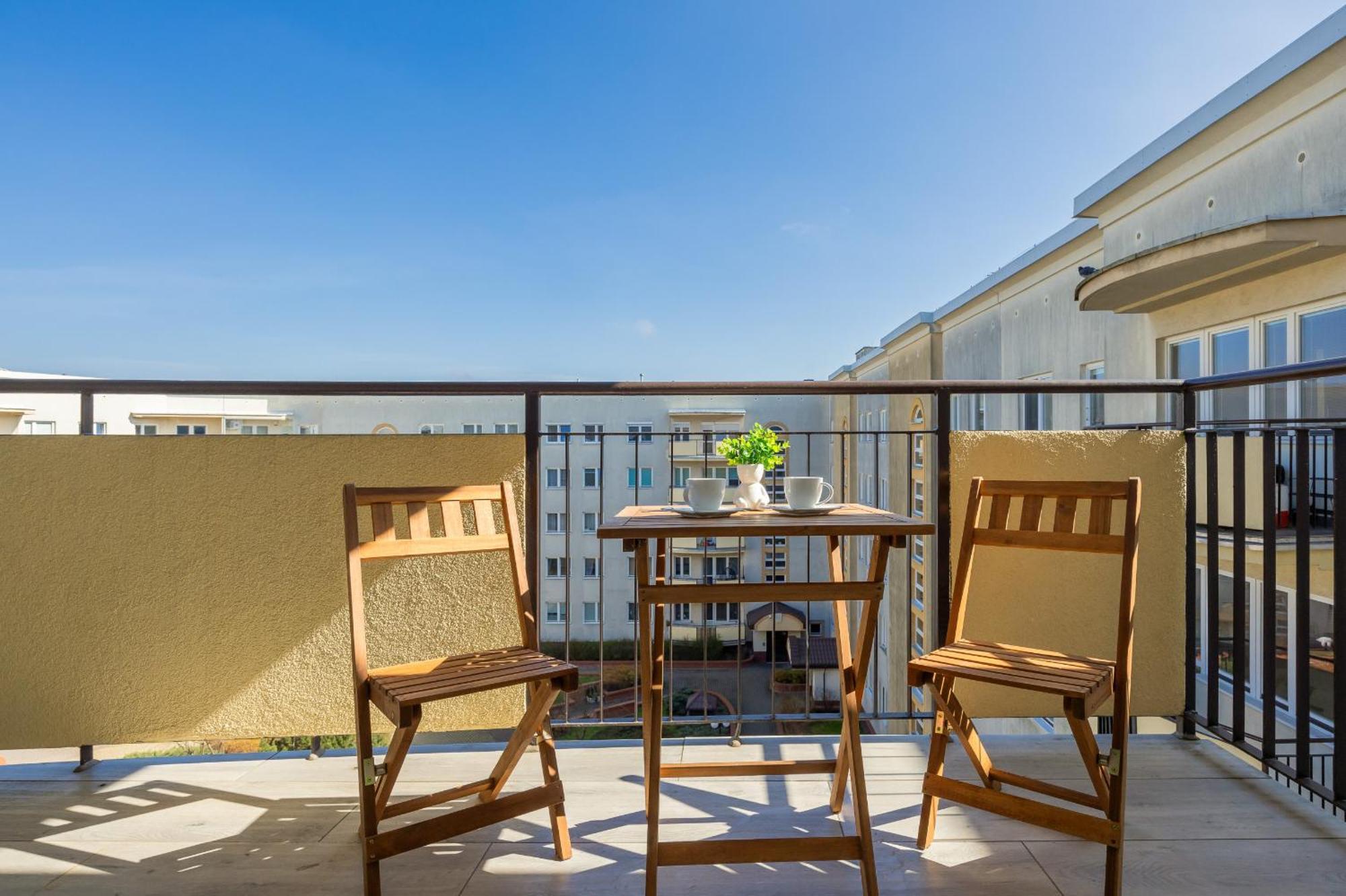 Beautiful For 6 People With Balcony And Parking In By Renters * Warszawa